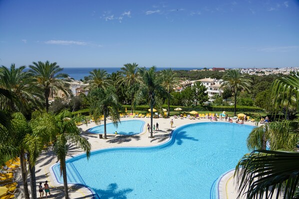 Indoor pool, 2 outdoor pools, pool umbrellas, sun loungers - Alfagar Alto da Colina (Albufeira)