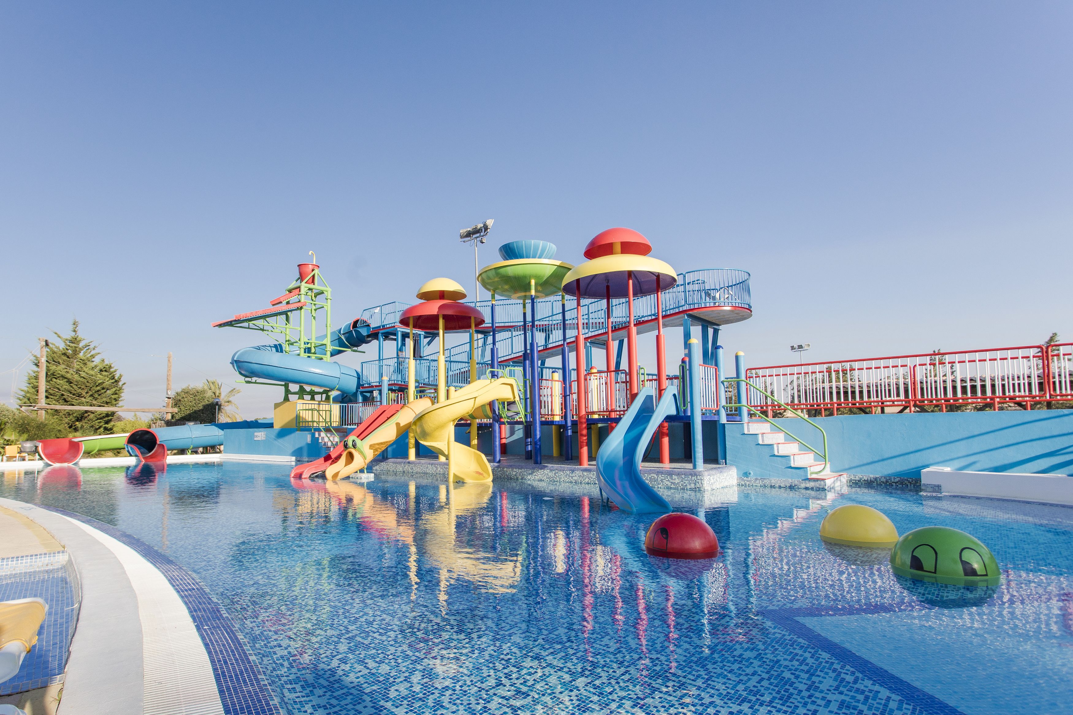 Ein Wasserpark mit Rutschen und Spielgeräten.