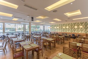 Dinner served, Portuguese cuisine, pool views - Alfagar Alto da Colina (Albufeira)