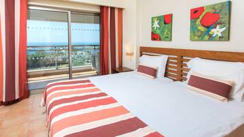 Standaard appartement, 2 slaapkamers | Een kluis op de kamer, geluiddichte muren, een strijkplank/strijkijzer