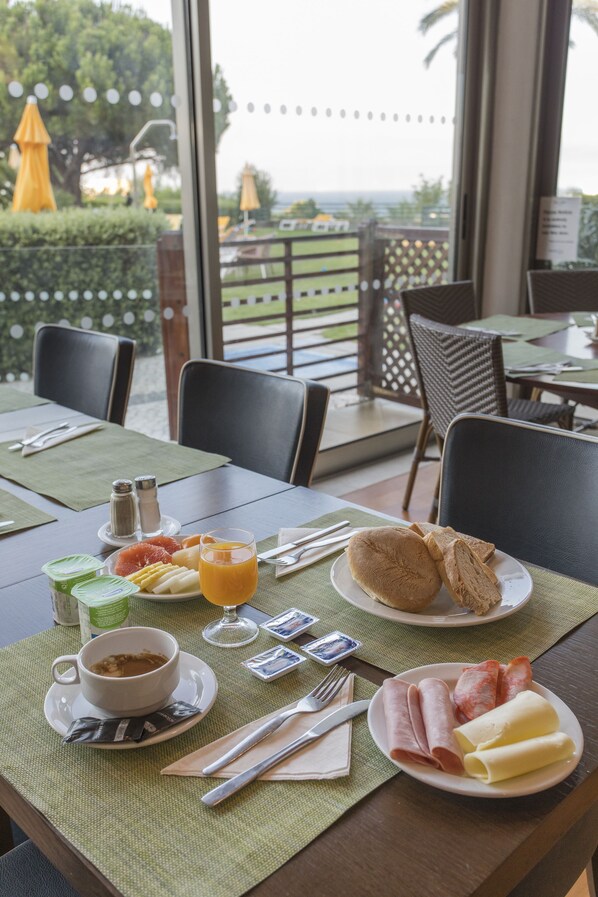 Daily buffet breakfast (EUR 11 per person)