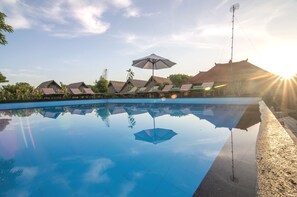 Piscine extérieure, parasols de plage, chaises longues