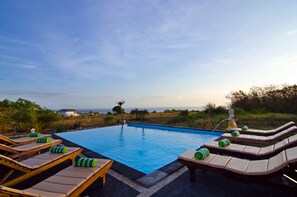 Piscina externa, guarda-sóis, espreguiçadeiras