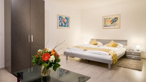 In-room safe, desk, WiFi (free), bed sheets - Scope Hotel Greif (Karlsruhe)