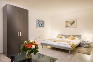 客房内保险箱、办公桌、免费 WiFi、床单