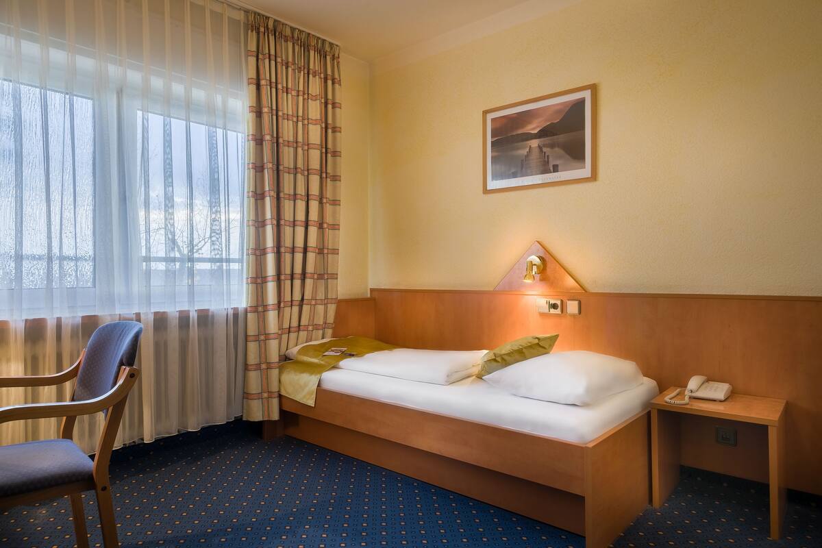 Economy Single Room | In-room safe, desk, WiFi (free), bed sheets