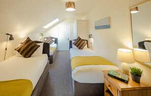 Deluxe Triple Room | Langsir/tirai gelap terus, seterika/papan seterika, Wi-fi percuma