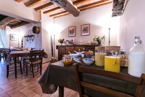 Free daily buffet breakfast - Il Vignolino Bed and Breakfast (Barberino di Mugello)