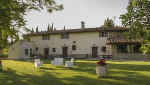 A large, two-story house with a tiled roof, a stone facade, and a well-maintained lawn with outdoor furniture. - Il Vignolino Bed and Breakfast (Barberino di Mugello)