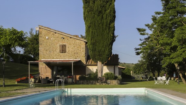 A pool with a stone building and a tall tree in the background. - Il Vignolino Bed and Breakfast (Barberino di Mugello)