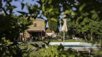 Piscina stagionale all'aperto, ombrelloni da piscina, lettini