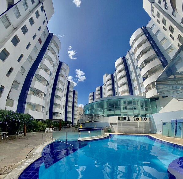 2 outdoor pools, pool loungers