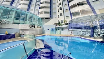 2 outdoor pools, pool loungers