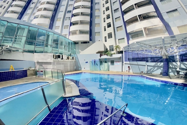 2 piscinas al aire libre, sillones reclinables de piscina