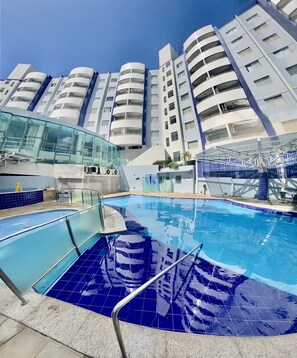 2 Außenpools, Liegestühle