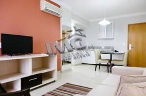 Schreibtisch, Verdunkelungsvorhänge, WLAN, Bettwäsche