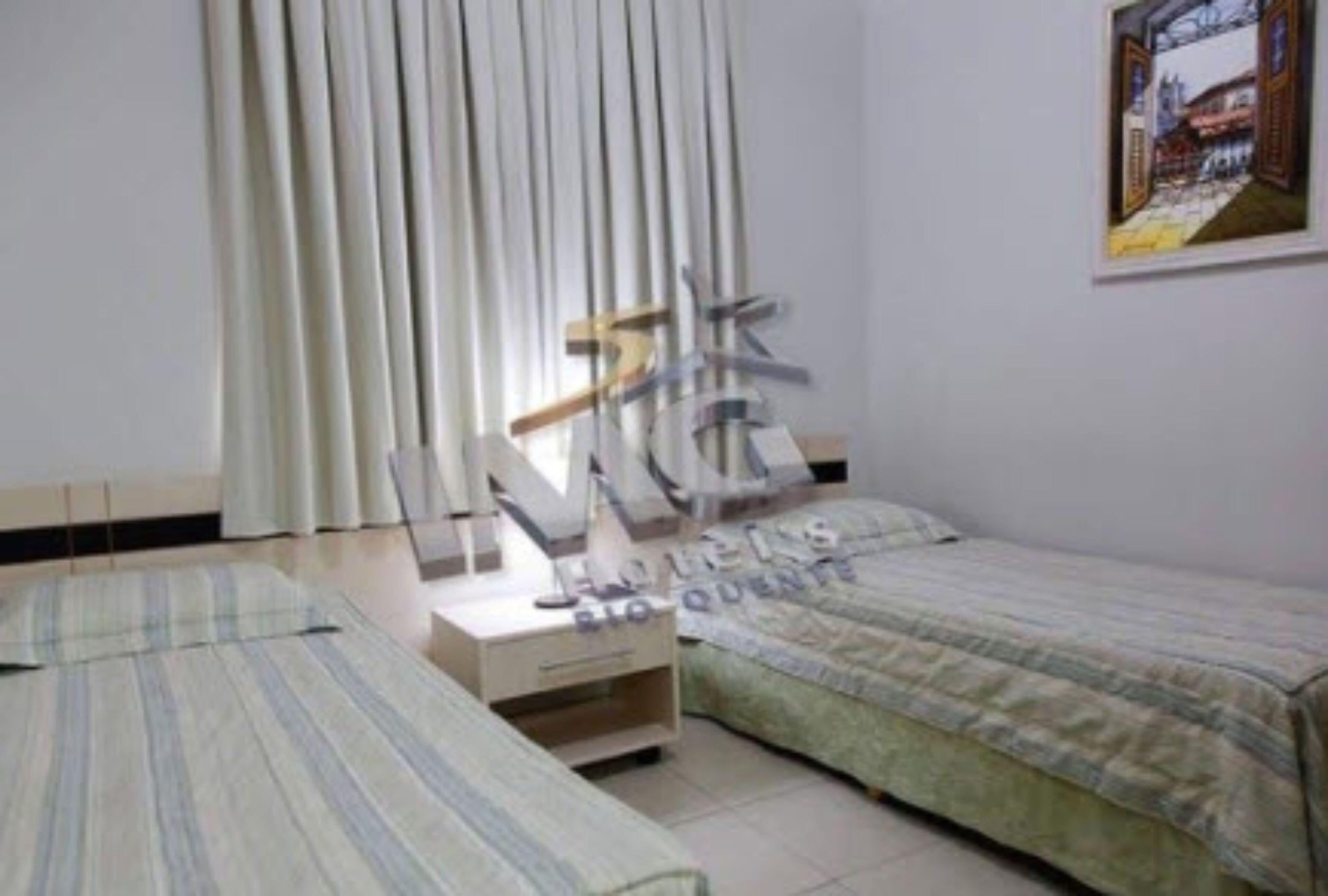 Escrivaninha, cortinas blackout, Wi-Fi, roupa de cama