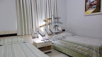 Escrivaninha, cortinas blackout, Wi-Fi, roupa de cama