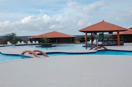 Una piscina al aire libre