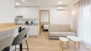 Un apartamento moderno y luminoso con cocina, comedor y sala de estar.