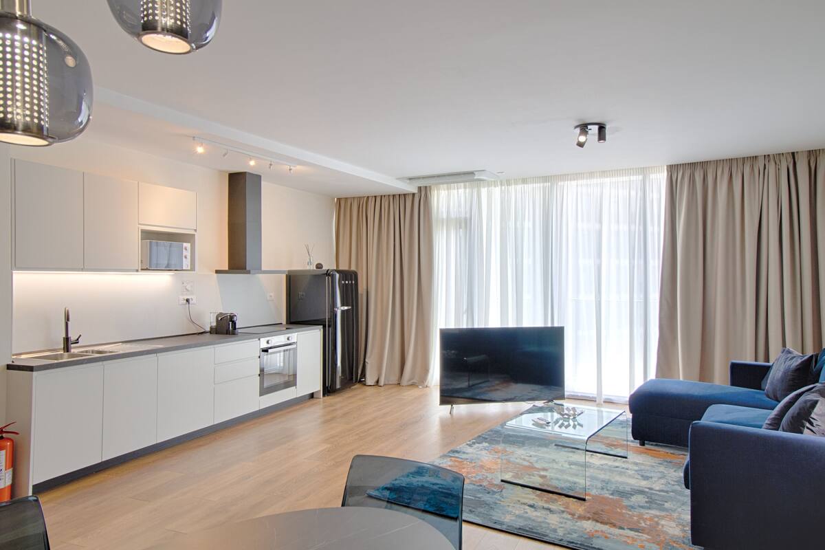 Un apartamento moderno con cocina, comedor y sala de estar.