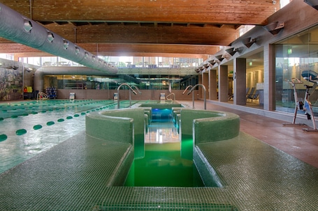 Bañera de hidromasaje interior. The Rooms Serviced Apartments Tirana