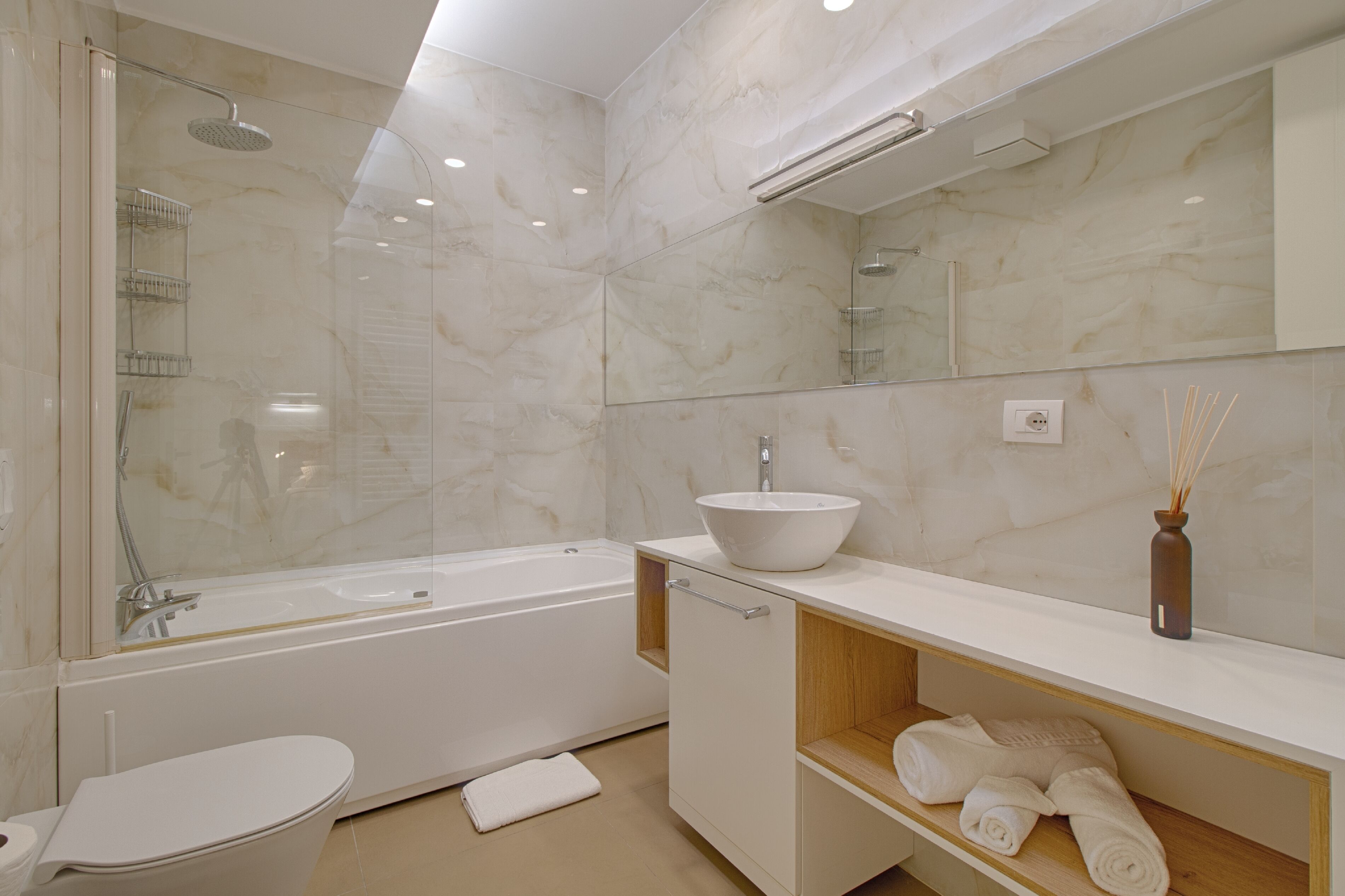 Un baño moderno con bañera, inodoro y lavamanos.