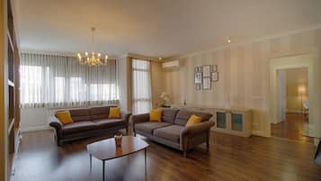 Elite Apartment, 2 Bedrooms, Lake View | Living area