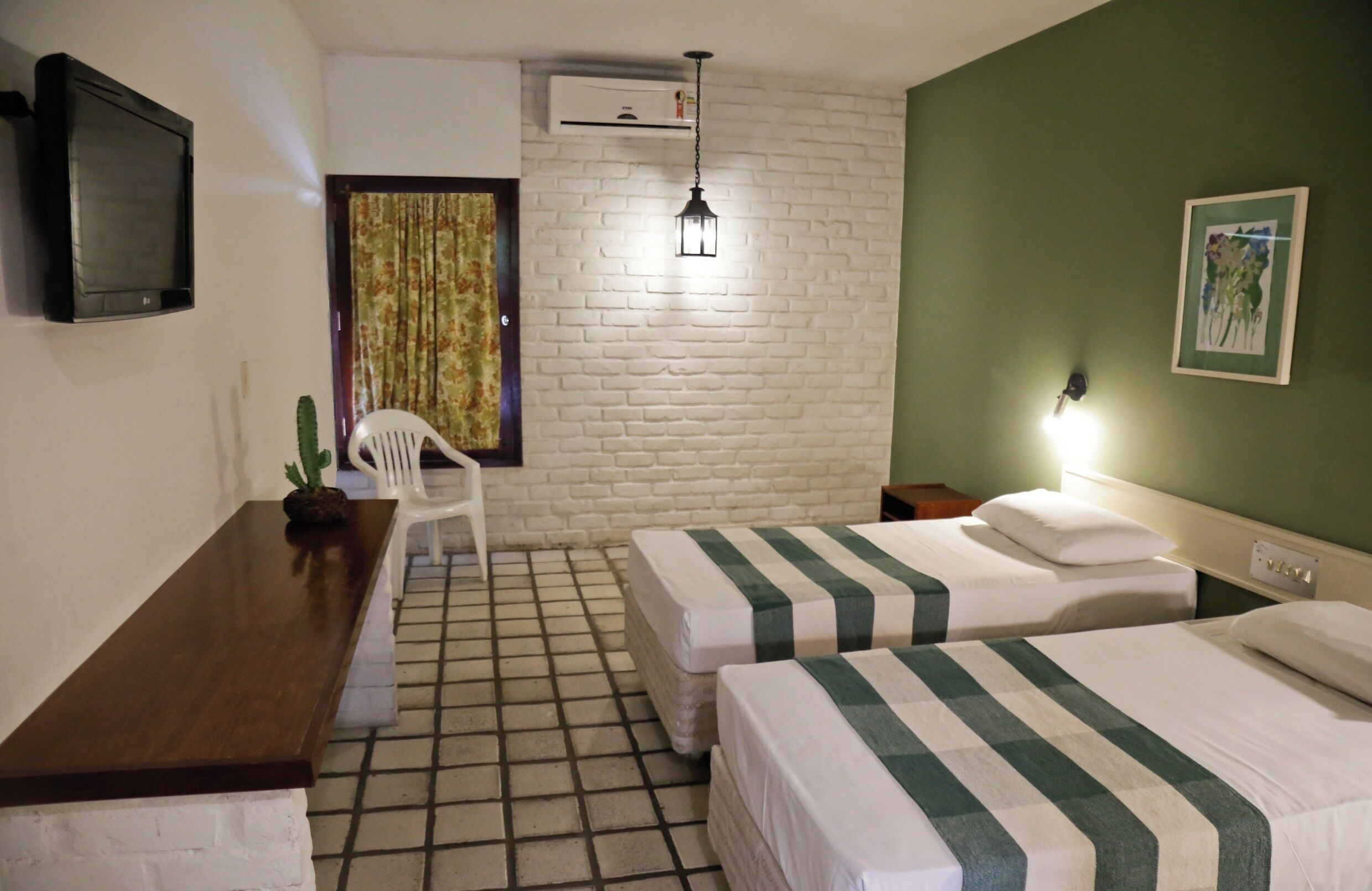 Minibar, escritorio, ropa de cama y acceso para silla de ruedas 