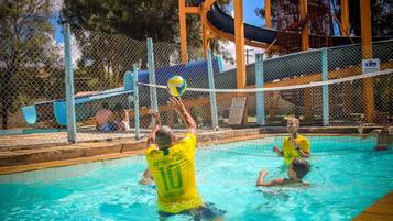7 piscines extérieures, cabanons gratuits, parasols de plage