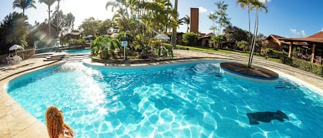 7 piscinas al aire libre, camas de piscina gratis, sombrillas