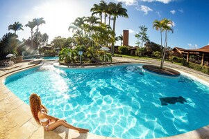 7 piscinas externas, barracas de cortesia, guarda-sóis