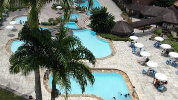 7 outdoor pools, free pool cabanas, pool umbrellas