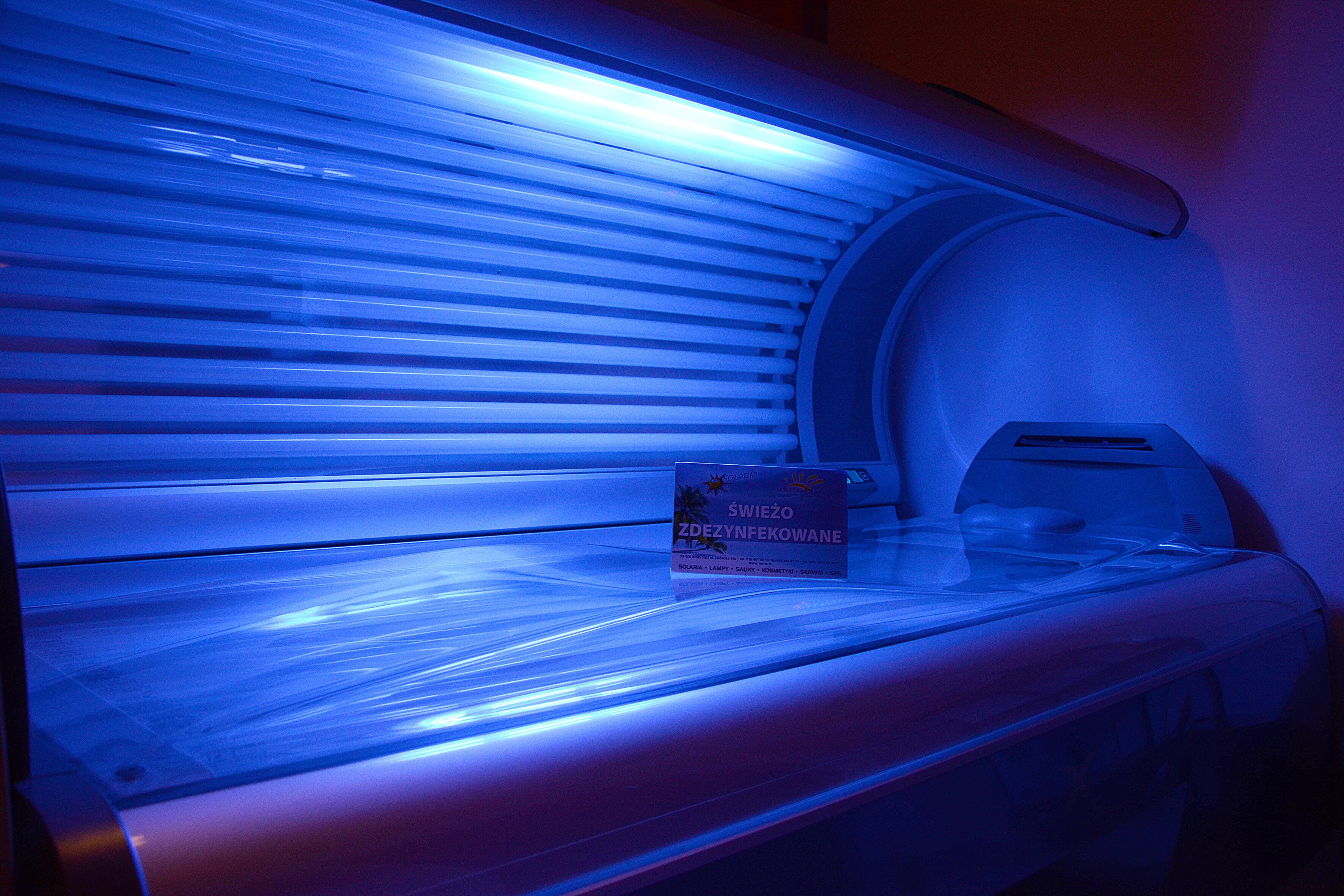 Ein Solarium mit einem Schild in einer Fremdsprache.