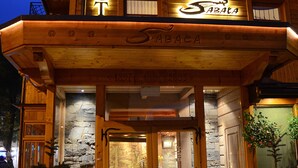 A wooden building with a sign reading "HOT SABACA" and a year "2003" on the facade. - Hotel Sabala (Zakopane)