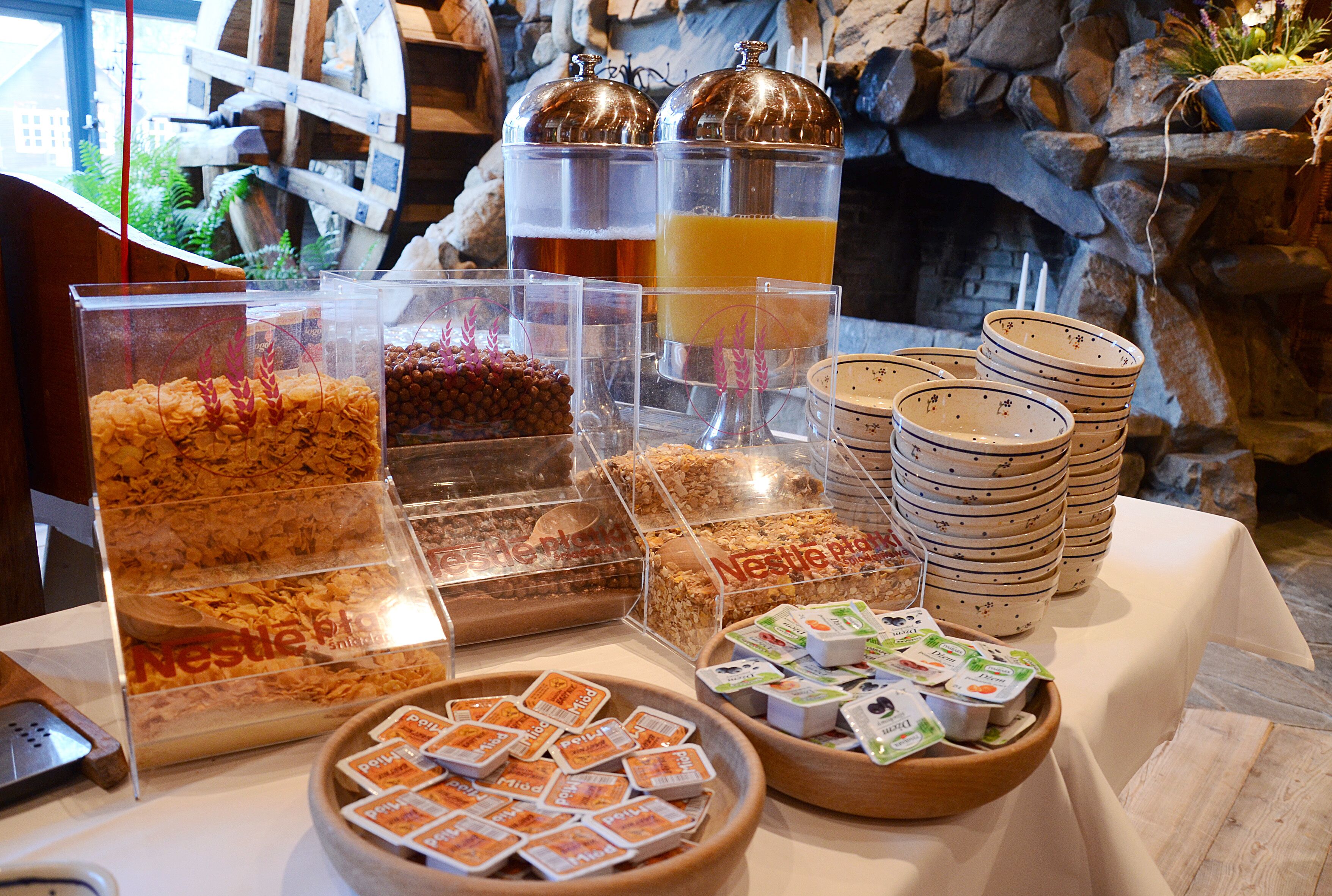 daily buffet breakfast (pln 85 per person)