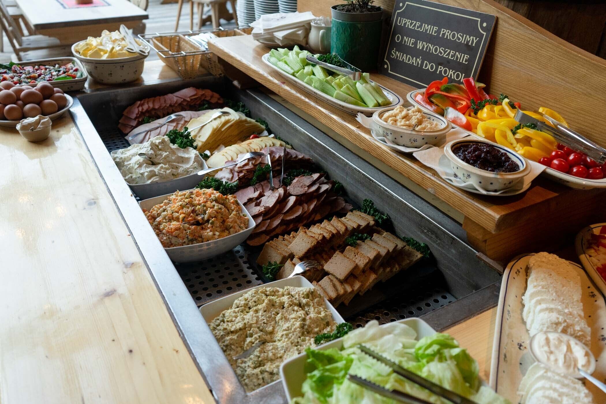 Un buffet proposant une variété de plats, notamment des viandes, des fromages et des légumes.