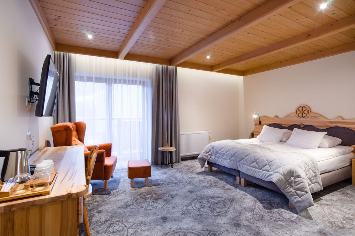 Room (2-os. z balkonem osobny budynek) | 1 bedroom, hypo-allergenic bedding, desk, iron/ironing board