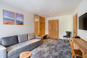 Habitació familiar (3-os. z balkonem osobny budynek) | Roba de llit hipoal·lergògena, escriptori i planxa i posts de planxar 