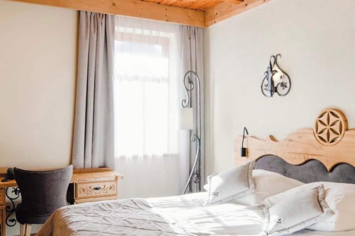 Economy Double or Twin Room | 1 bedroom, hypo-allergenic bedding, desk, iron/ironing board