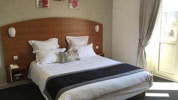 Habitación Confort doble | Escritorio, tabla de planchar con plancha, wifi gratis