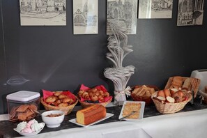 Buffet breakfast for a fee on weekdays - Hôtel Alerion (Metz)