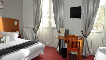 Habitación triple familiar | Escritorio, tabla de planchar con plancha, wifi gratis