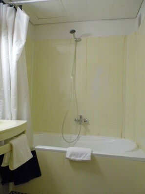 Habitación doble estándar | Escritorio, tabla de planchar con plancha y wifi gratis