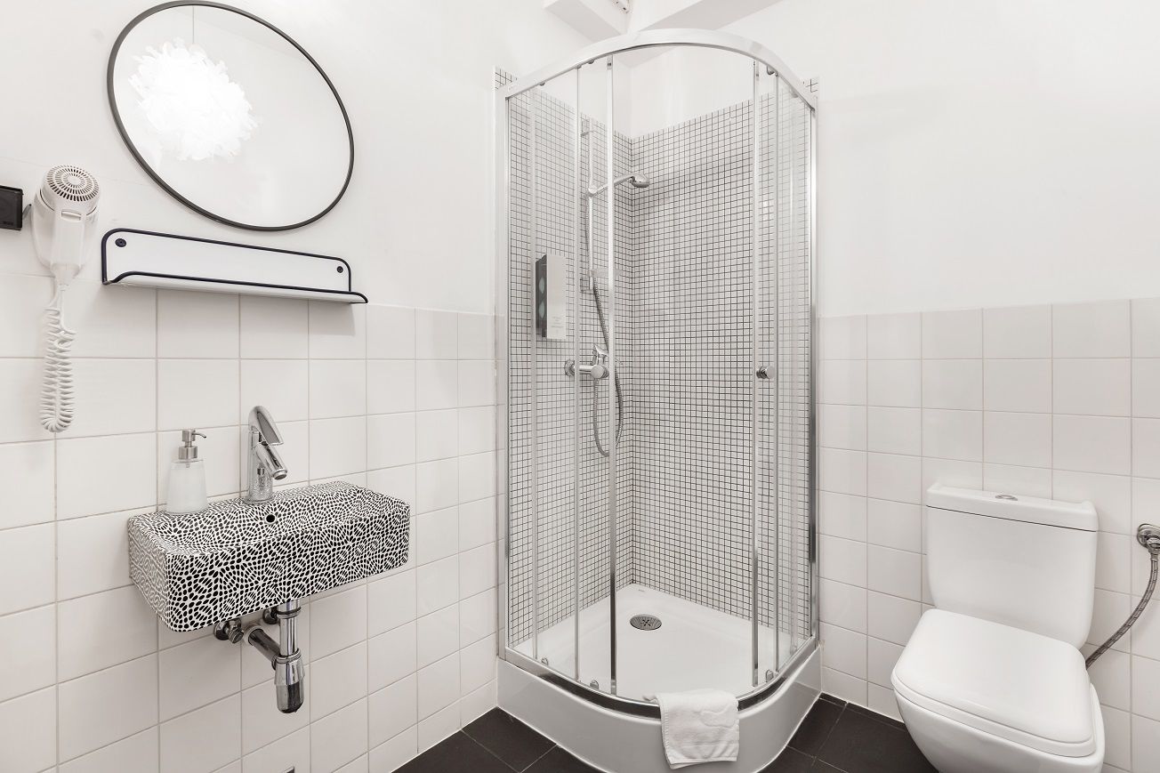 deluxe room | bathroom shower