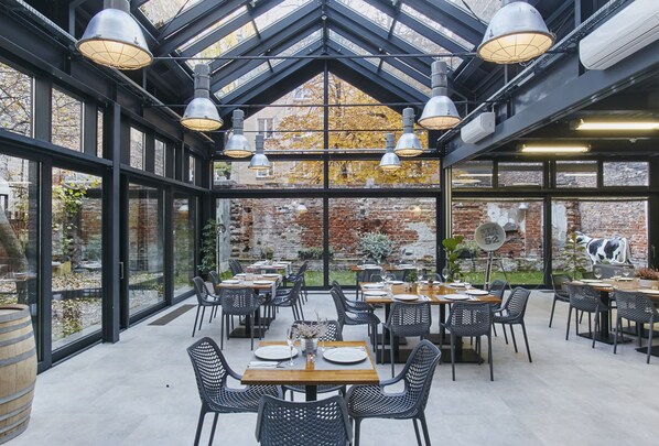 Breakfast, lunch, dinner served; French cuisine, alfresco dining 