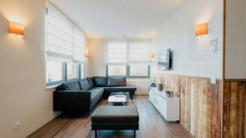 Lejlighed - 3 soveværelser - 2 badeværelser | Opholdsområde | 40-tommers tv med kabelkanaler, bordfodbold