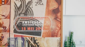Eine Wand mit einem Vintage-Poster, das einen Zug und das Gesicht einer Frau zeigt.
