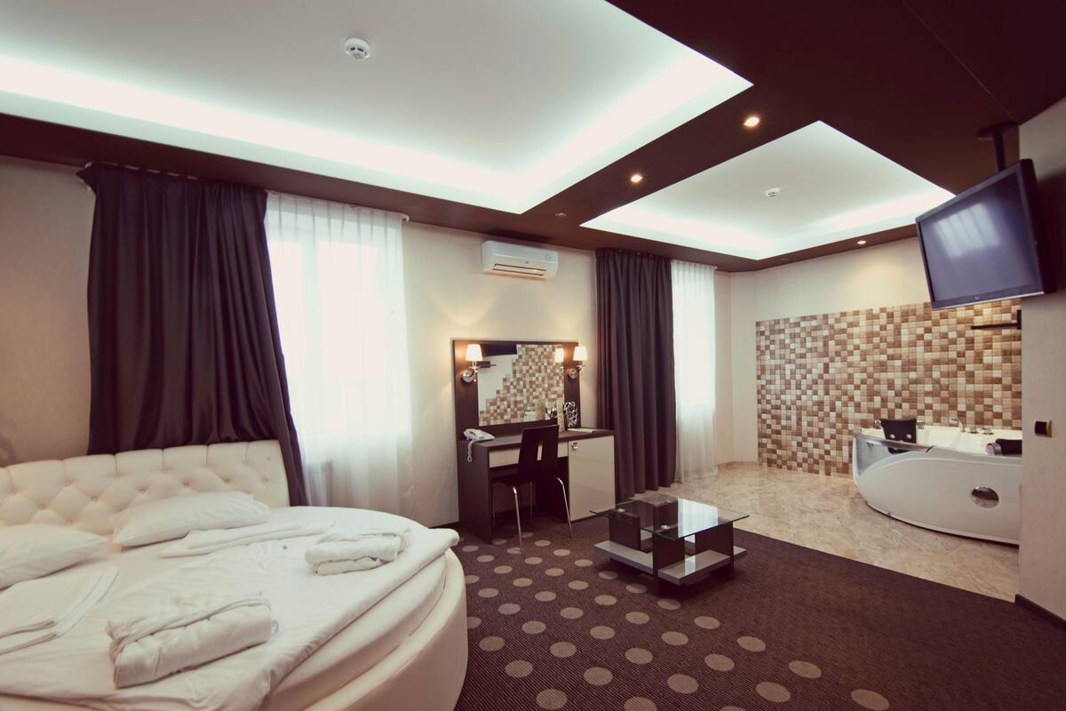 Minibar, coffres-forts dans les chambres, bureau