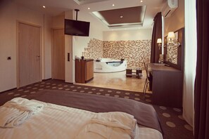 Suite, hidromasaje | Minibar, caja de seguridad en la habitación y decoración personalizada 